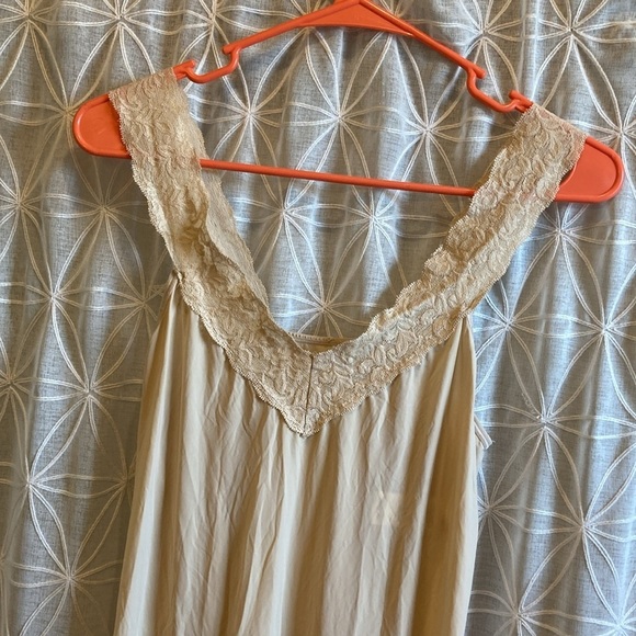 Vanity Fair Slip - Picture 2 of 7